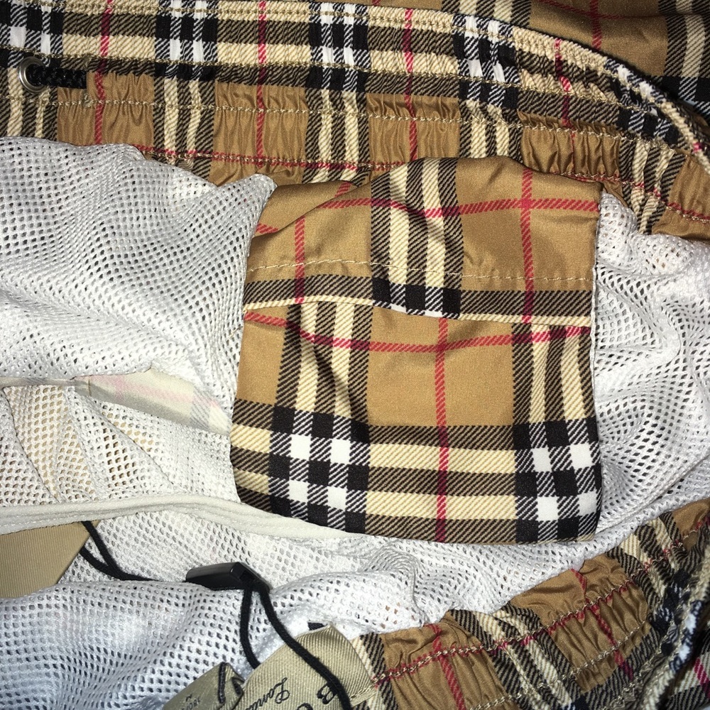 ❣️ SOLD MEN’S BURBERRY Swim Trunks/Shorts Sz Med - Picture 8 of 8